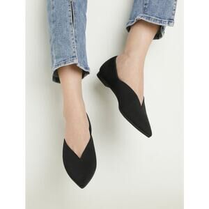 Vivaia Pointed Toe V-Cut Flats in Black Size 9